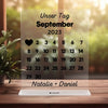 Personlig kalender med datum, hjärta och namn - Personligt utformat akrylglas